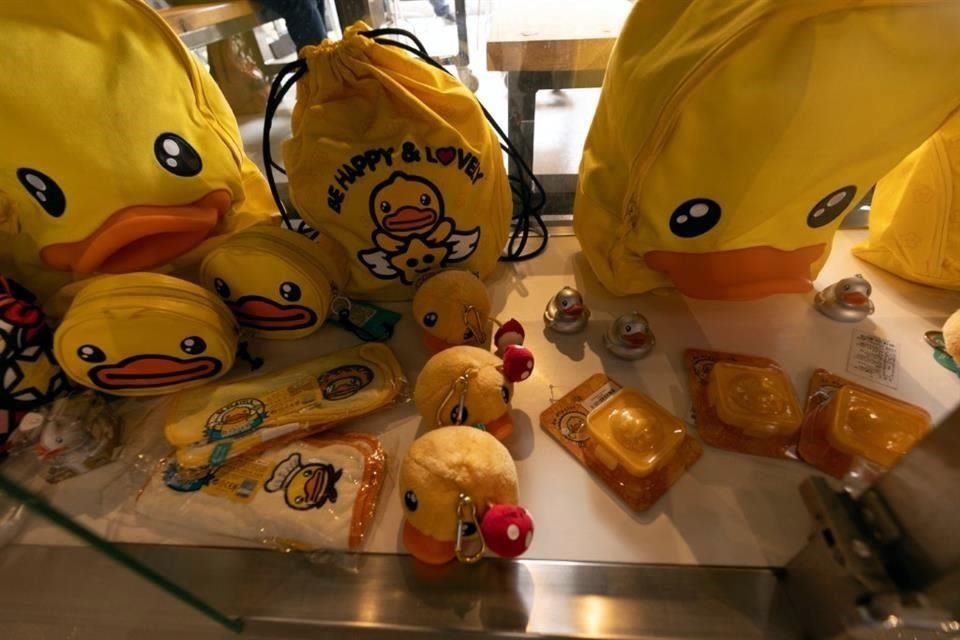 Cuenta con artículos de exposiciones anteriores.