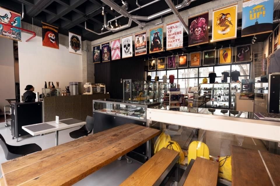 También cuenta con una cafetería temática.