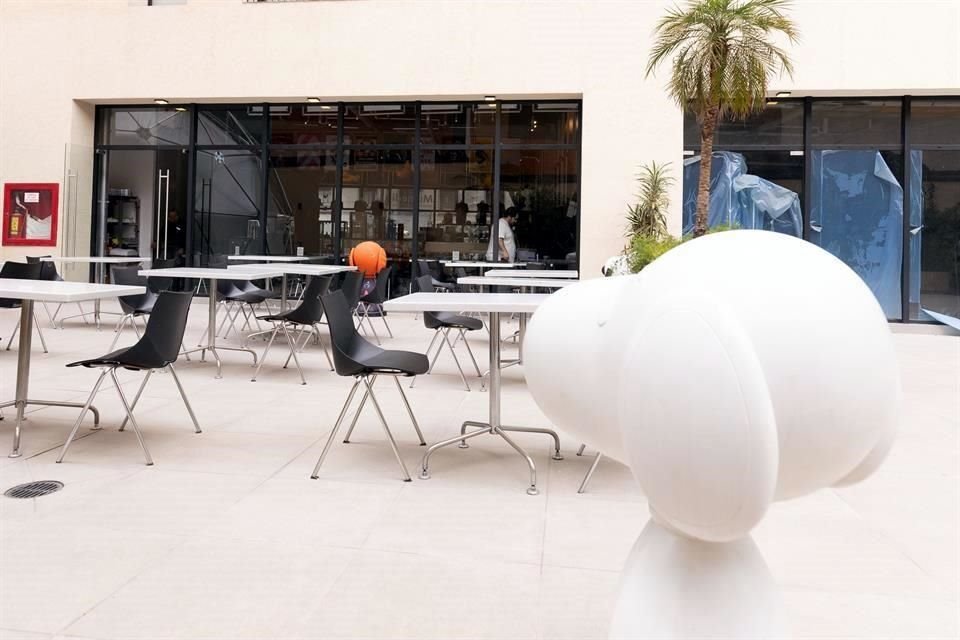 Cuenta con terraza y varios espacios de exhibición.