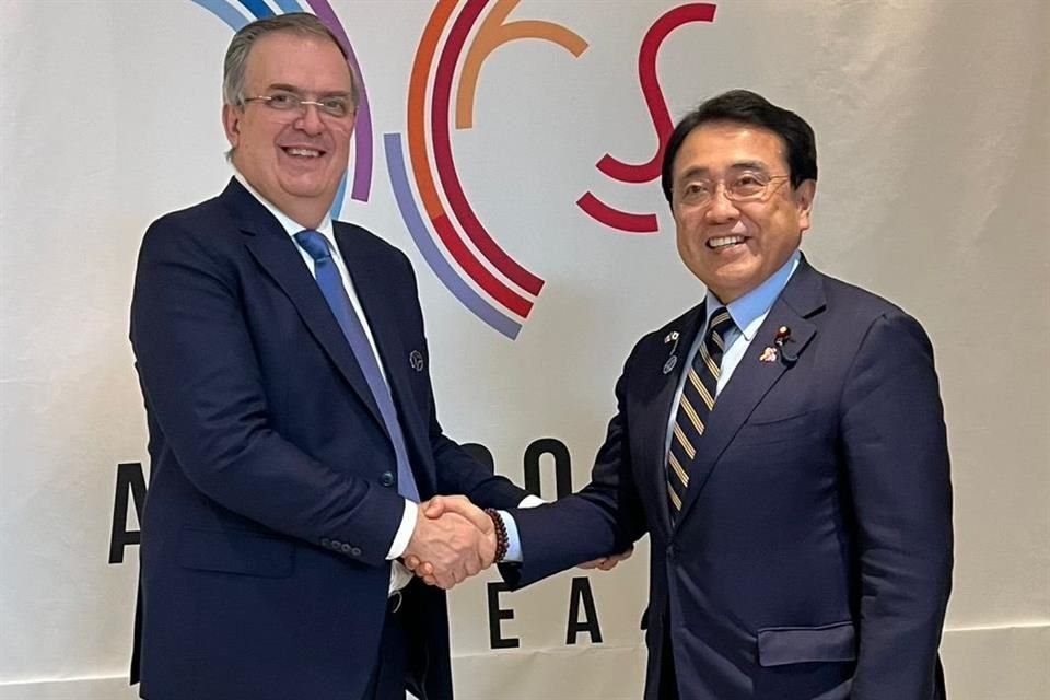 El Secretario de Economía, Marcelo Ebrard y el Ministro de Economía, Comercio e Industria de Japón, Akasawa Ryosei, durante la cumbre APEC.