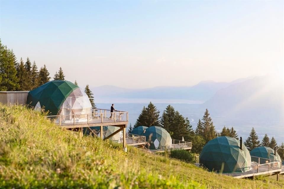 Pods geodésicos elevados reducen impacto ambiental y privilegian caminatas.