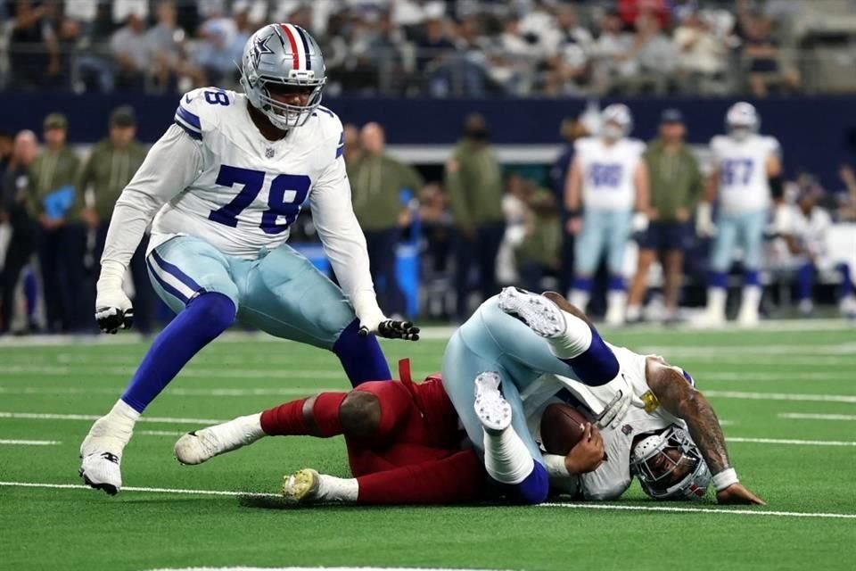 Dak Prescott también fue víctima de la presión defensiva de Arizona.