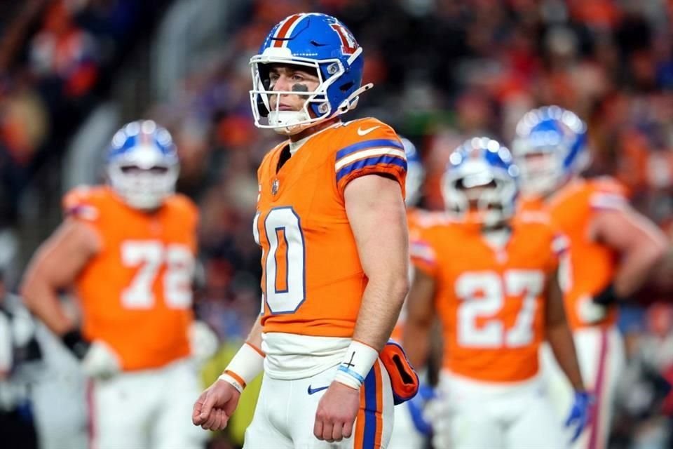 Bo Nix lanzó para una anotación.