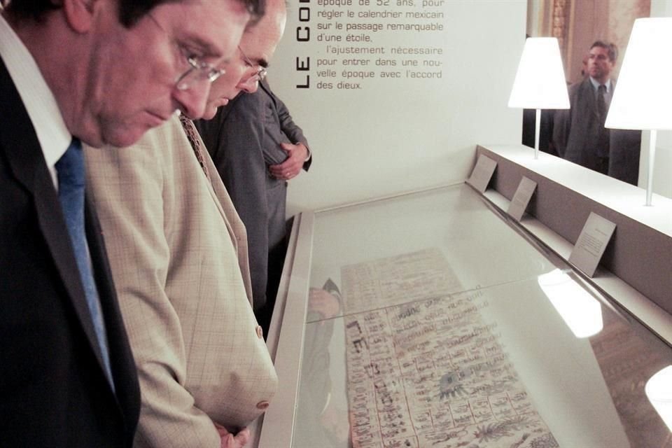 Visitantes admiran el Códice Borbónico en el inmueble sede de la Asamblea Nacional de Francia.