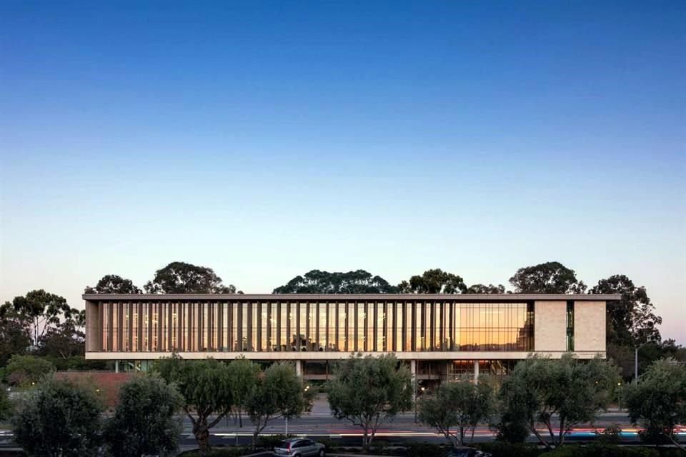 La masa del edificio sirve como umbral entre el campus académico y clínico de Stanford en Palo Alto.