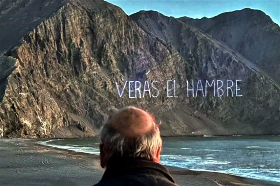 Un instante del 24 de marzo de 2024, cuando versos del poeta se inscribieron fugazmente en un acantilado en Chile.
