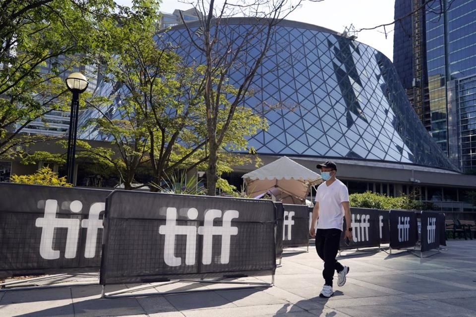 Los organizadores aclararon que la retirada se debió a que los cineastas no contaban con la 'autorización adecuada para usar material de archivo'.