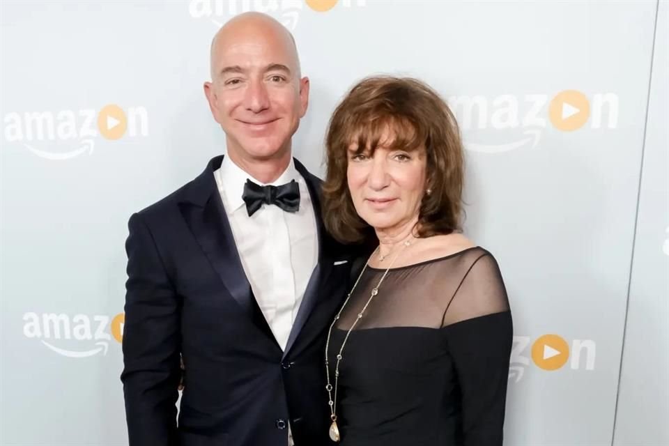 Jacklyn Bezos, madre de Jeff Bezos, murió a los 78 años tras luchar contra la demencia; su familia pide actos de bondad en su memoria.