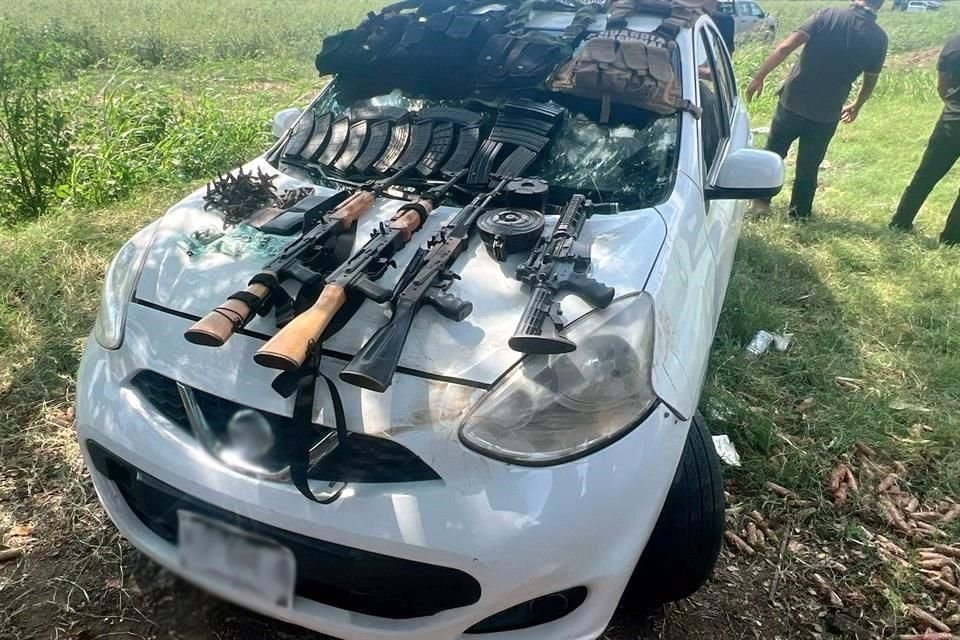 Además, fueron aseguradas armas, chalecos, cartuchos, equipo táctico y automóviles, uno de ellos con vidrios blindados. Todo lo asegurado fue puesto a disposición de las autoridades.