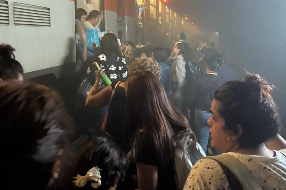 A través de videos en redes sociales, se observa que algunos usuarios tuvieron que caminar sobre las vías del tren, luego de un fuerte estruendo y humo.