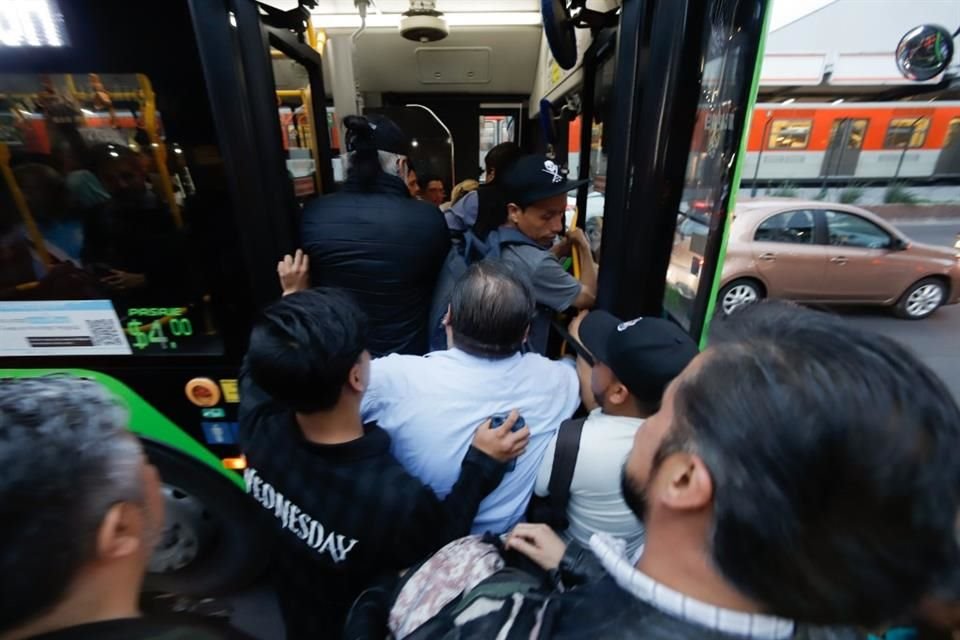 El Sistema de Transporte Colectivo Metro proyecta que el servicio en la mitad de la Línea 2 se reanude hoy.