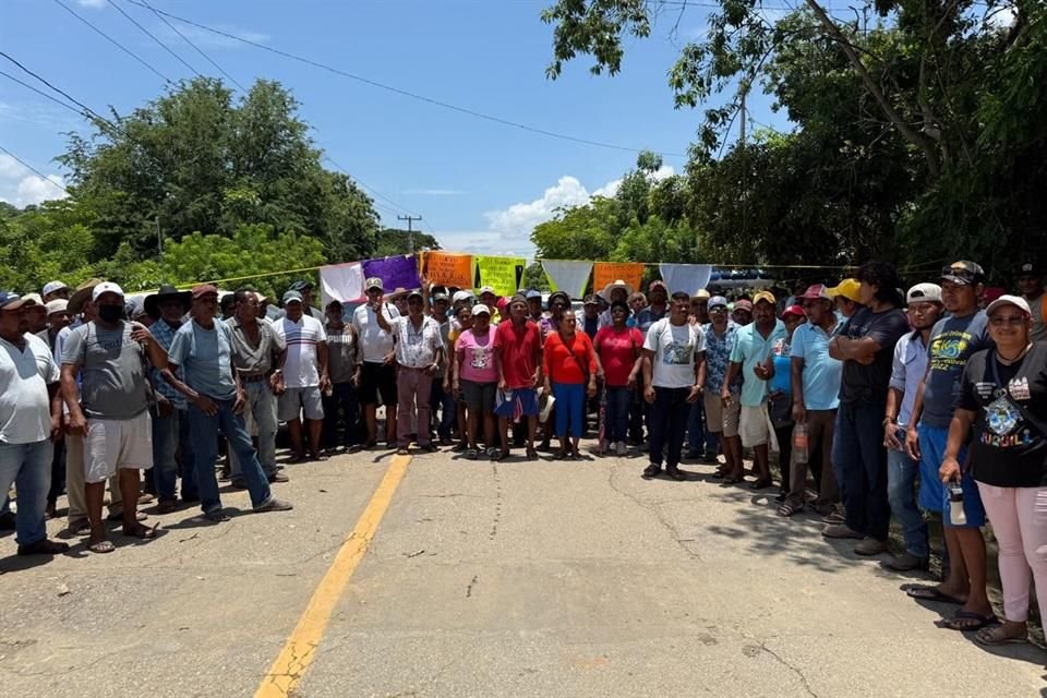 Productores de papaya de Oaxaca bloquearon carretera Pinotepa Nacional-Puerto Escondido para exigir apoyos tras perder huertas por el huracán 'Erick'.
