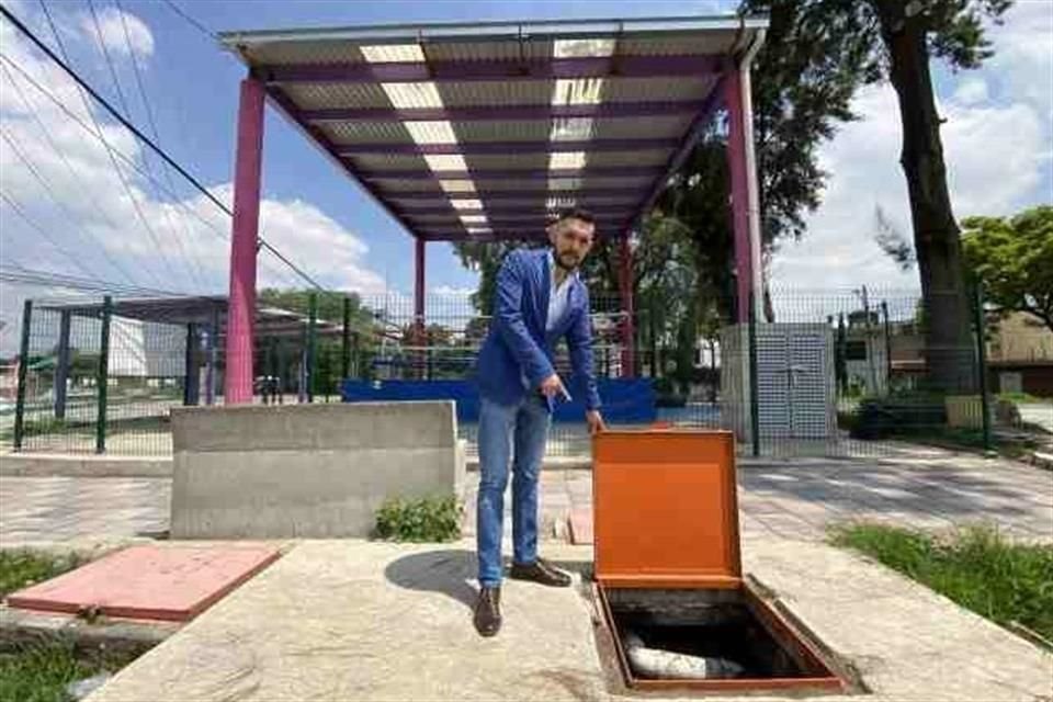 Het dak van een vierkant vangt regenwater op, dat nu drinkbaar is.