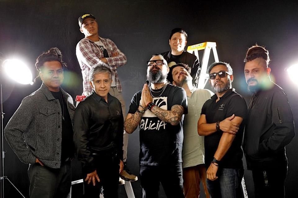 La agrupación reportó que el cantante está fuera de peligro, pero sus doctores le recomendaron reposo absoluto, por lo que tuvieron que posponer su actual tour.