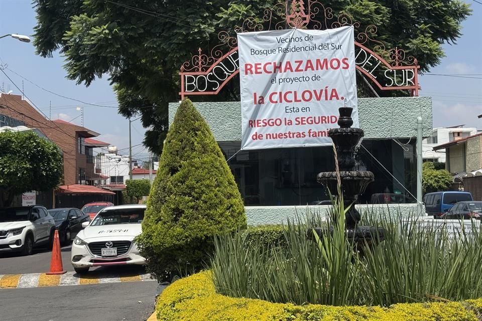Con lonas, un grupo de vecinos se opone a la ciclovía.