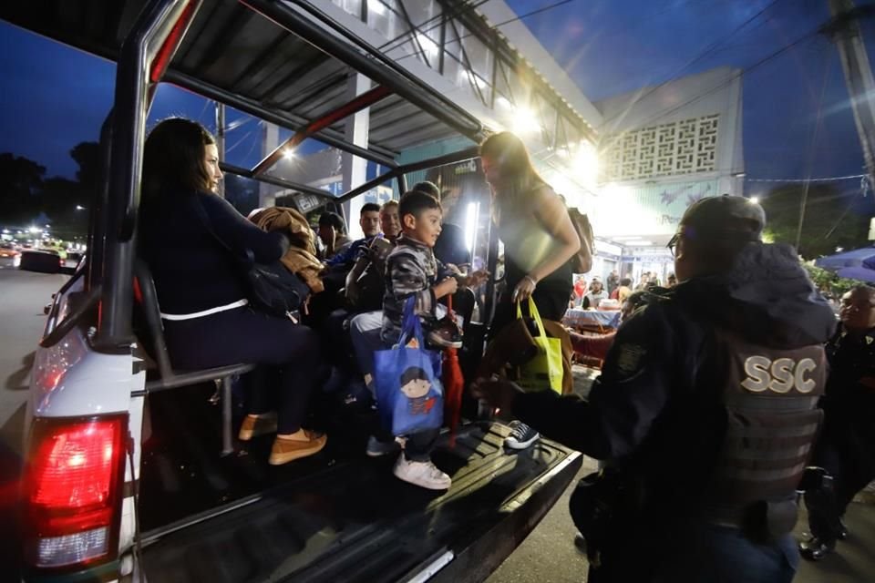 Usuarios de la Línea 2 del Metro que resultaron afectados fueron llevados en camionetas de la Policía.