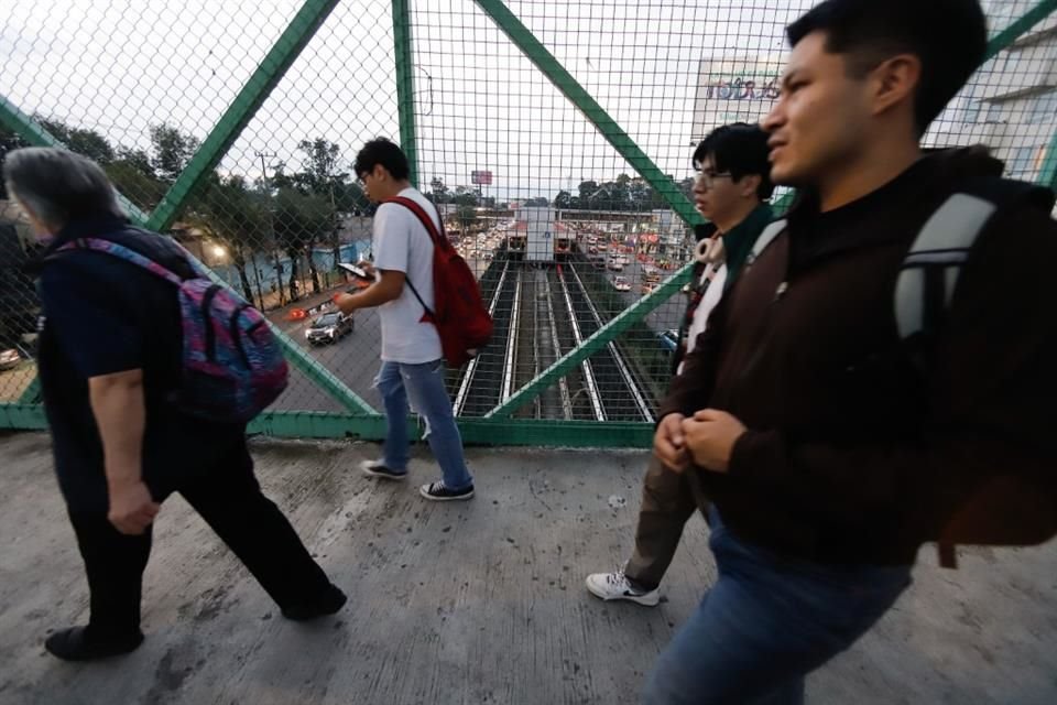 Usuarios permanecieron dos horas esperando el transporte público para llegar a su casa.