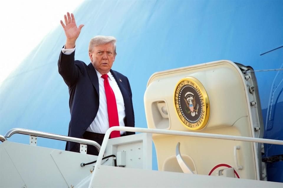 El Presidente de Estados Unidos, Donald Trump, viaja hacia Alaska.