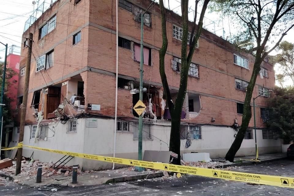 Según reportes, 32 familias que viven en el edificio, fueron desalojadas por seguridad.