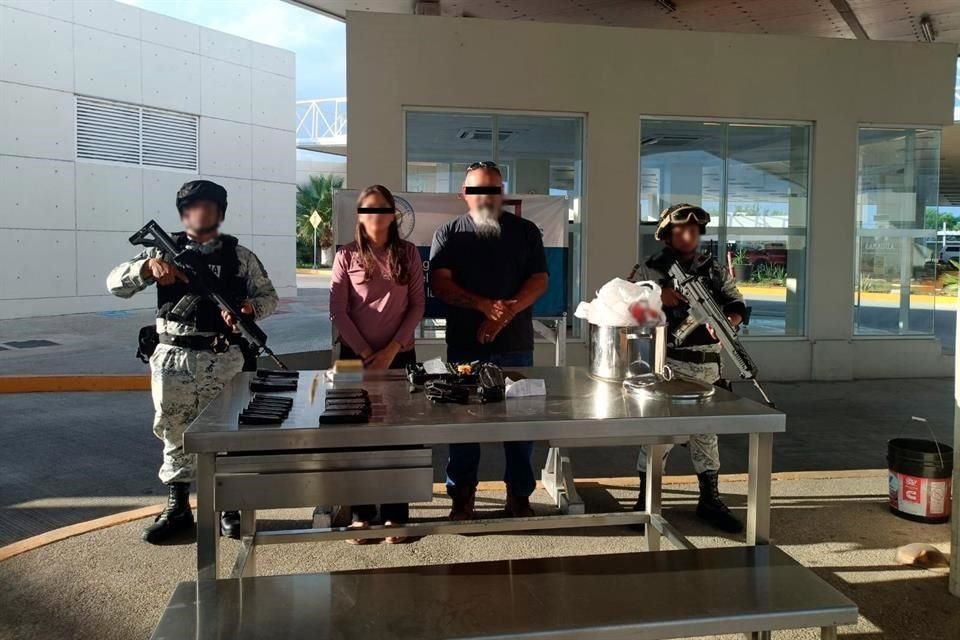 En Coahuila, agentes de la GN detuvieron a dos personas, una de ellas estadounidense, que llevaban cargadores y cartuchos de arma ocultos en una olla, con la intención de ingresarlos a México.