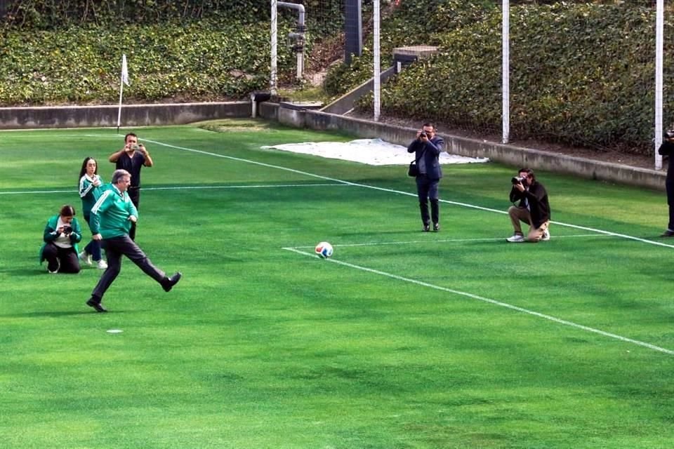 Marcelo Ebrard tiró un penal.