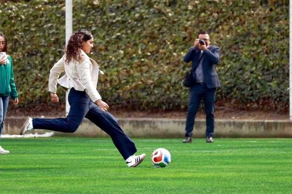 Lucia Olvera, Directora General de Marketing y patrocinios de la FMF, también mostró su técnica de golpeo de balón.