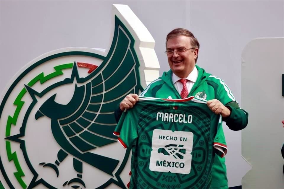 Marcelo Ebrard también se llevó su playera.