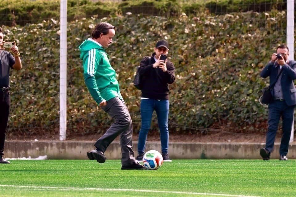 ¿Quién dice que Mikel Arriola no le pega al balón?