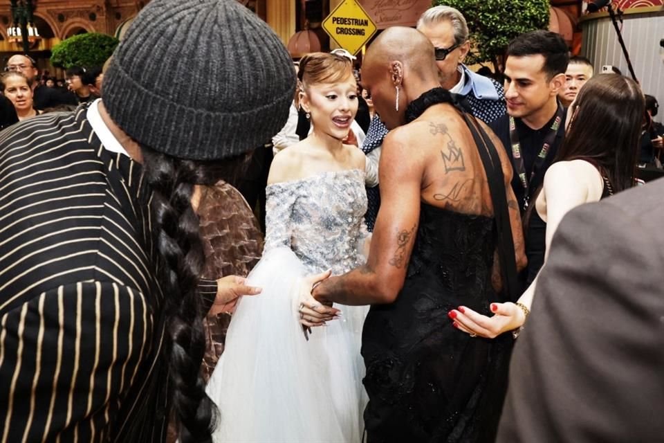 Momentos después de que agarrara a Grande, su compañera de reparto, Cynthia Erivo, lo separó a la fuerza y el personal de seguridad lo escoltó fuera del recinto. 