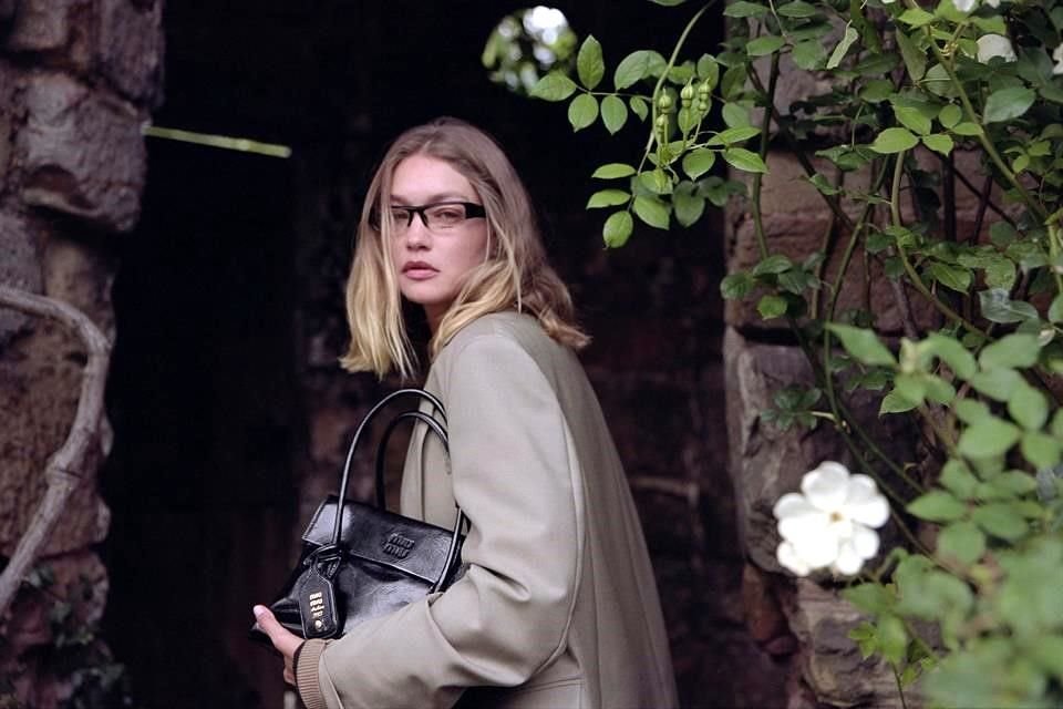 Miu Miu dio a conocer su Holiday Campaign 2025, una producción con estética retro filmada en Super 8.