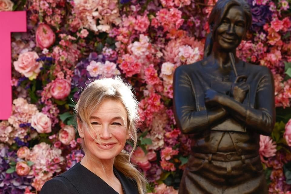 Renée Zellweger asistió este lunes a la develación de una nueva estatua de bronce de su personaje de Bridget Jones en una plaza de Londres.