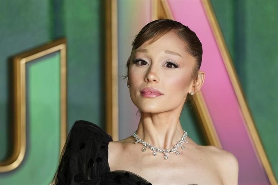 Un tribunal de Singapur condenó este lunes a nueve días de prisión al joven australiano que agredió a Ariana Grande durante una premier.