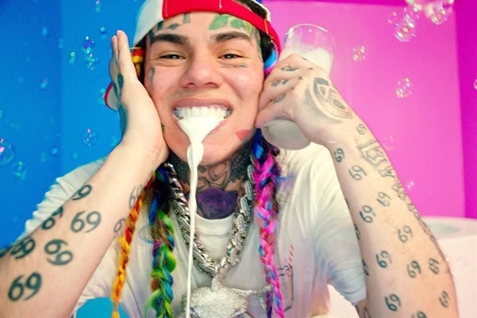 La policía indicó que la madre de Tekashi fue retenida como rehén afuera mientras los sospechosos entraban corriendo a la casa, la saqueaban y exigían dinero.