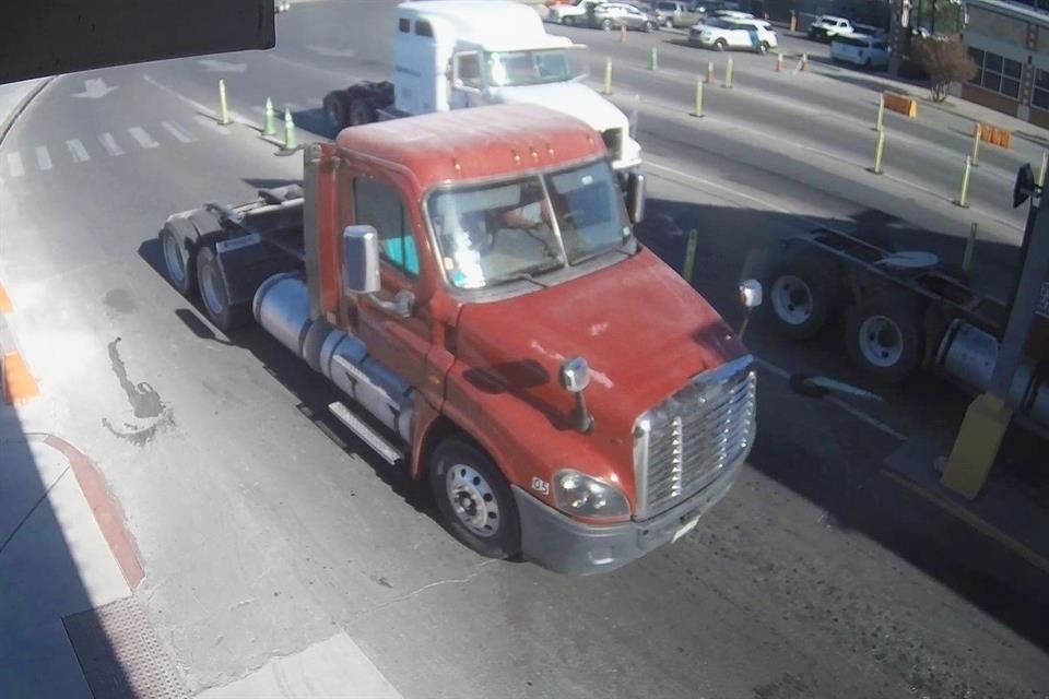 Empresarios alertaron que el 'huachicol hormiga' con tráileres sin remolque causa el congestionamiento en Puente Piedras Negras-Eagle Pass.