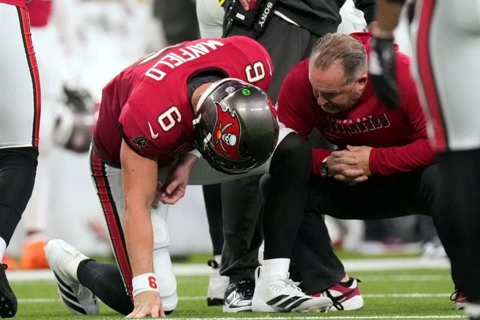 Baker Mayfield salió lesionado del hombro izquierdo tras la primera mitad del juego ante Rams y ya no regresó al campo.