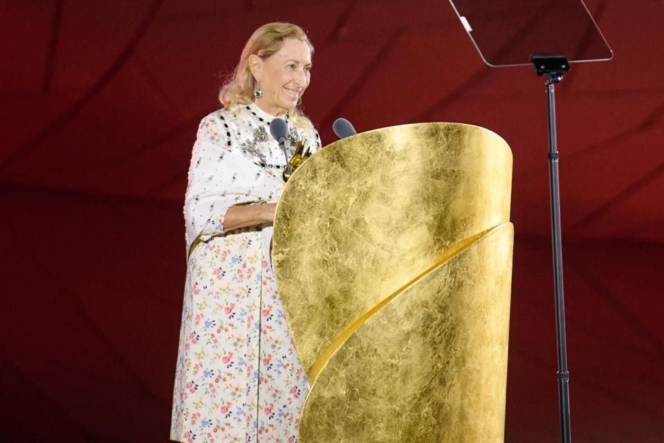 La diseñadora Miuccia Prada recibió en Catar el premio a la trayectoria otorgado por Fashion Trust Arabia.