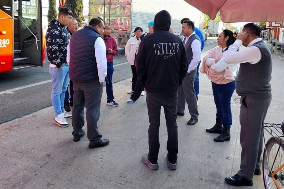 La incomodidad y el frío crearon lazos inesperados entre los pasajeros, quienes se organizaron para ir a la tienda y charlar.