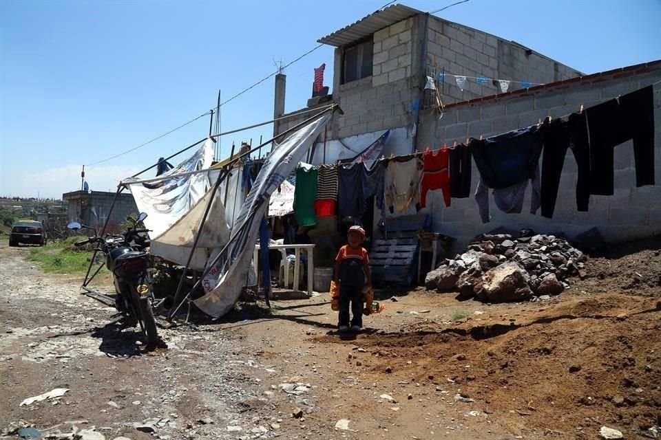 Embora a proporção de mexicanos vivendo na pobreza tenha diminuído nos últimos seis anos, a proporção daqueles que sofrem de três ou mais deficiências sociais aumentou.