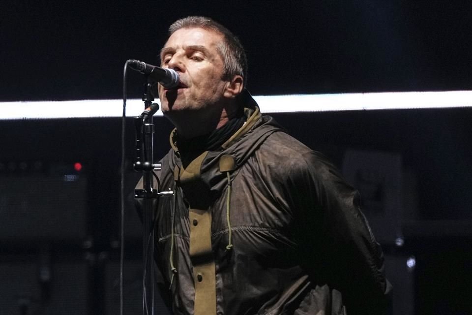 Liam Gallagher no podrá lanzar sus maracas ni pandereta en conciertos de Oasis tras incidentes que dejaron a fans lesionados.