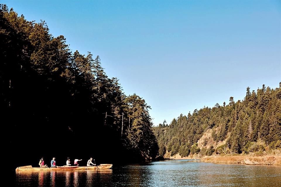 Una gita in canoa lungo il Big River a Mendocino.