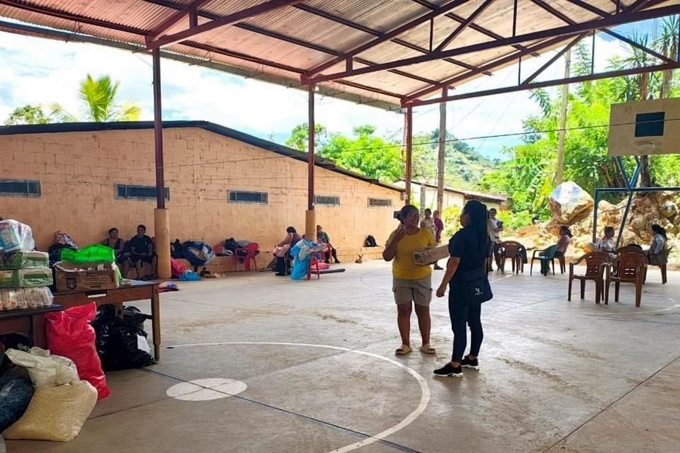 En Guatemala se habilitó la cancha de básquetbol como albergue temporal, equipado con baños y una ducha provisional.