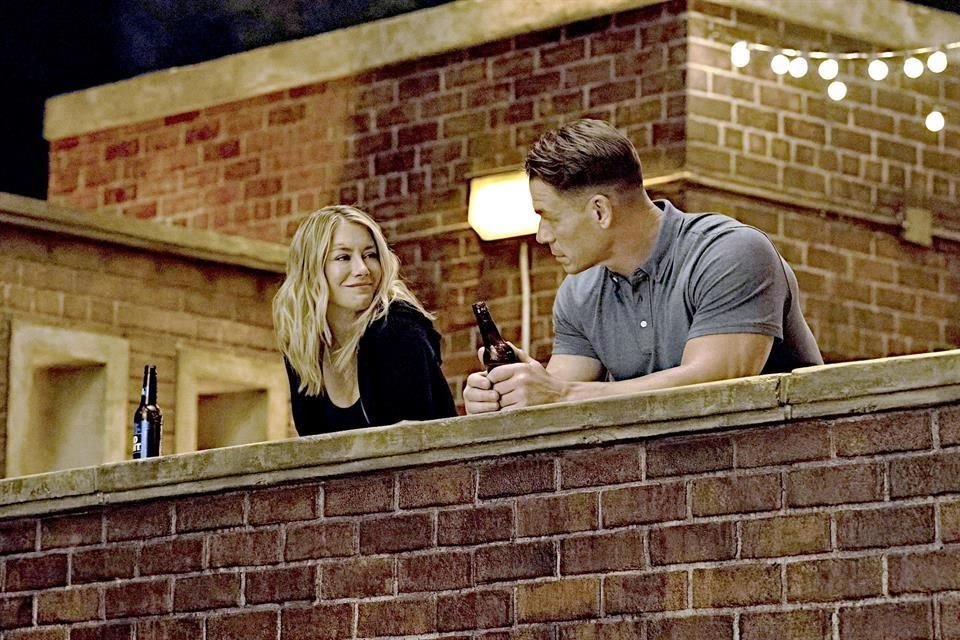 Emilia Harcourt (Jennifer Holland).