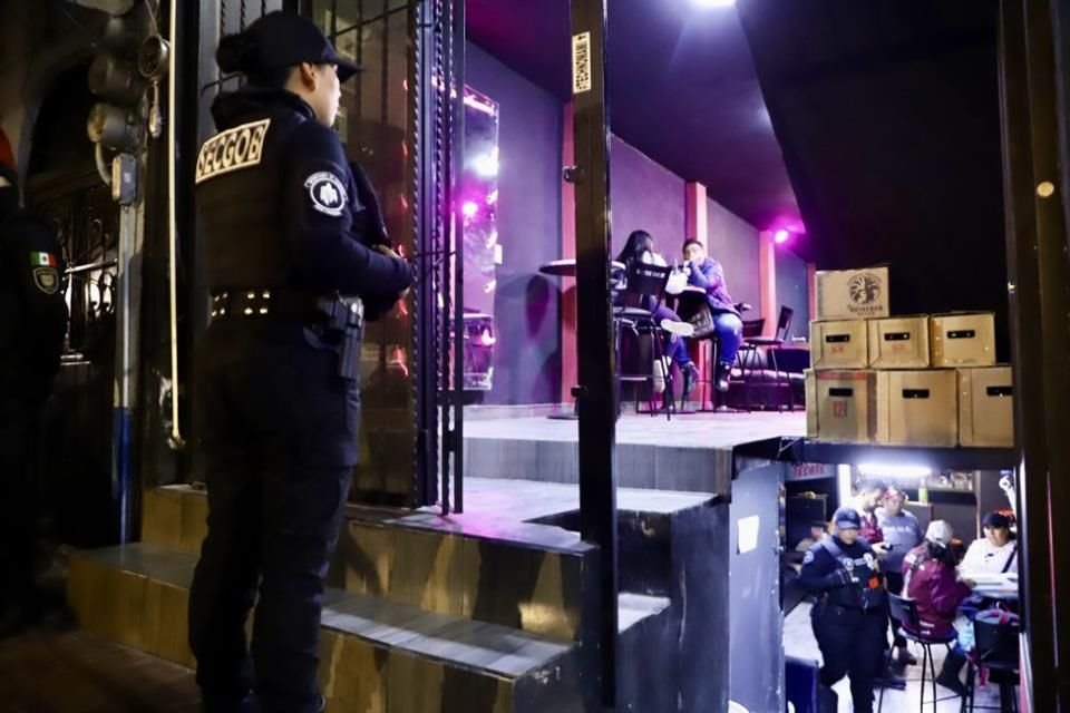 Los operativos inician alrededor de las 17:00 horas, cuando los verificadores del Invea son citados sin conocer aún los destinos que visitarán esa noche, aunque suelen recorrer hasta cuatro alcaldías.