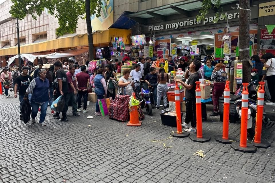 Papelerías y comercios atienden mares de gente que buscan completar la lista de útiles.  