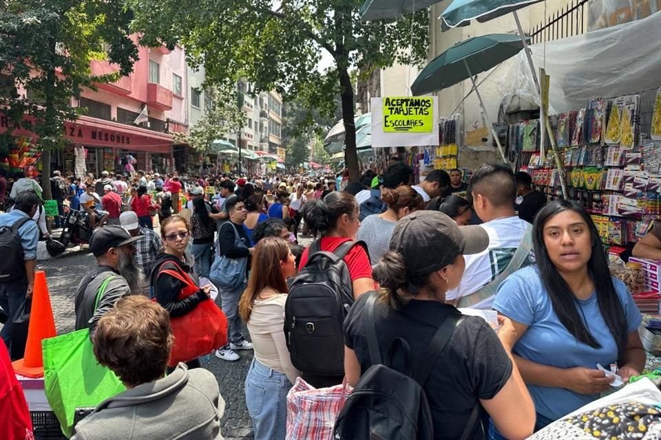 Aunque faltan dos semanas para el inicio del ciclo escolar, cientos de familias prefieren anticipar sus compras.  