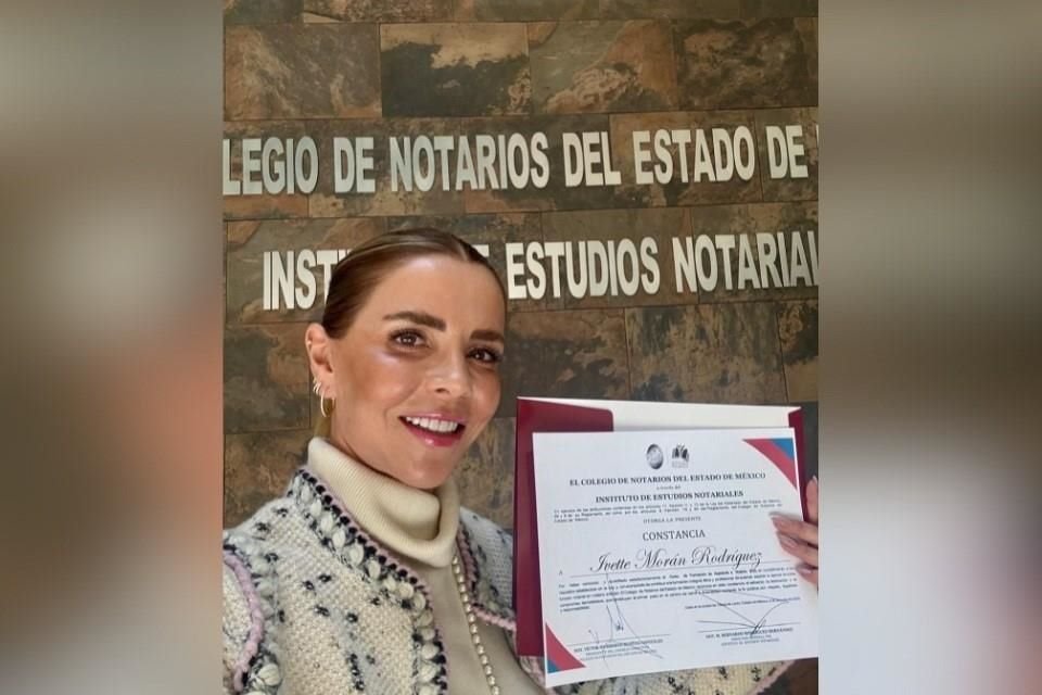 Ivette Morán de Murat, esposa del senador Alejandro Murat, presumió una constancia como aspirante a notario en el Edomex, mientras el morenista mantiene licencia de su notaría desde 2015.