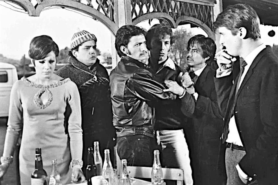 Produjo 'Los Caifanes', donde contó con Óscar Chávez, Sergio Jiménez, Ernesto Gómez Cruz y Eduardo López Rojas.