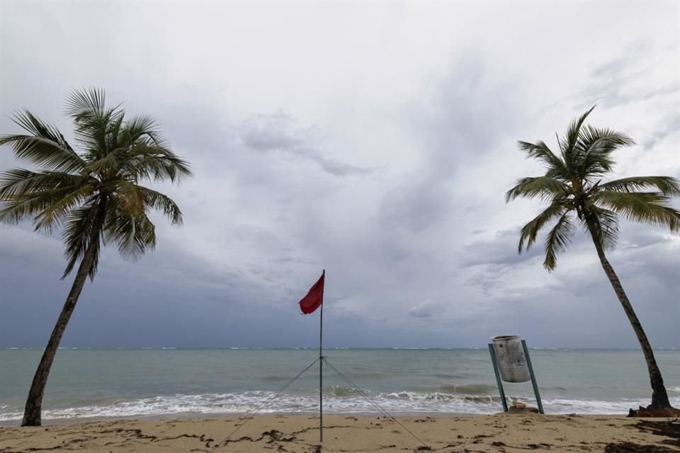 Una bandera roja advierte de olas peligrosas en San Juan, Puerto Rico.