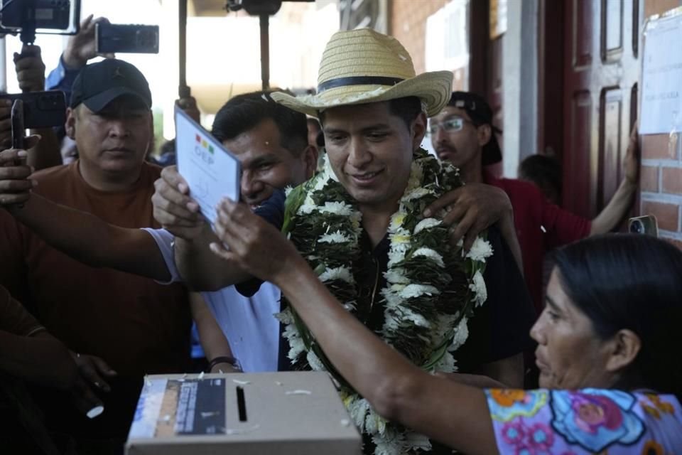 Andronico Rodríguez vota en la región de Chapare, Bolivia.