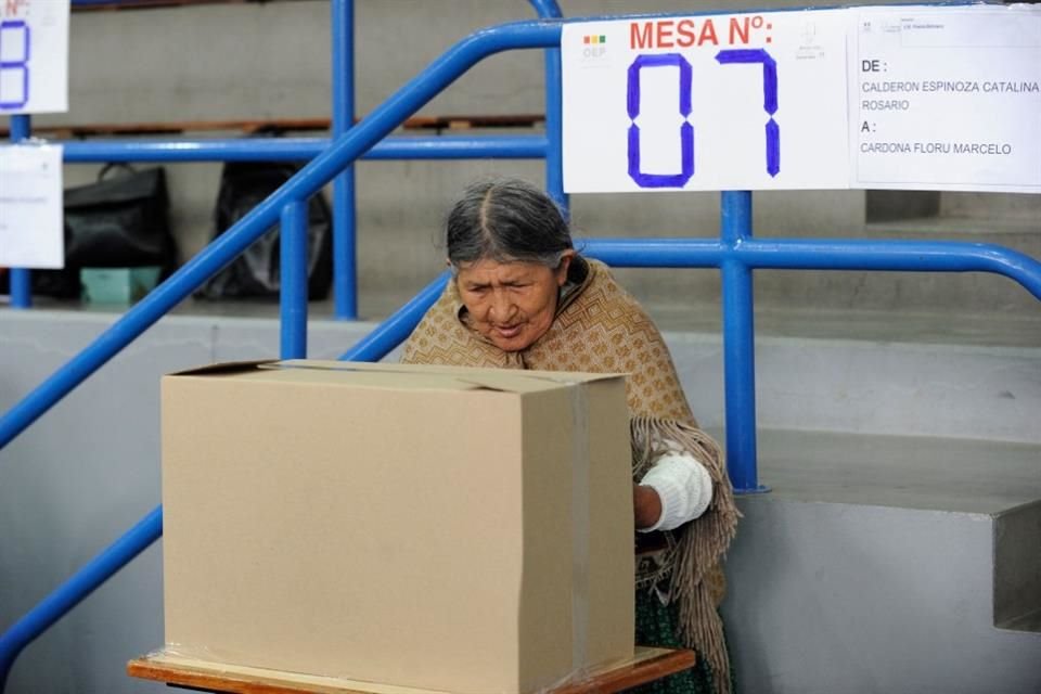 Una mujer emite su voto en La Paz.
